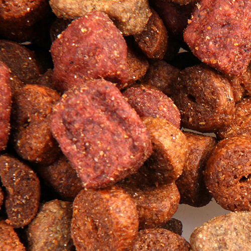 natural red and brown colours in kibble